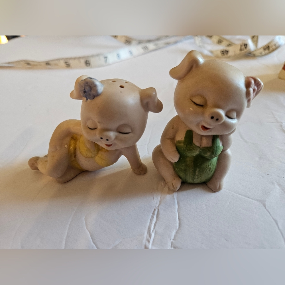 Vintage Salt Shajers Pig Figurines in Yellow and Green Collectables